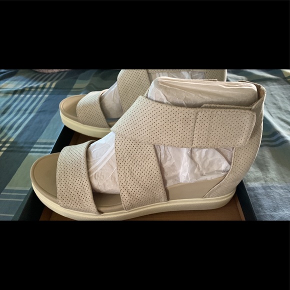 NIB SIZE 9.5 but fits like a 9. - Picture 2 of 3